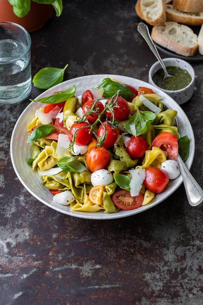 tortellini salade caprese, pastasalade caprese, vegetarische pastasalade, tortellini salade