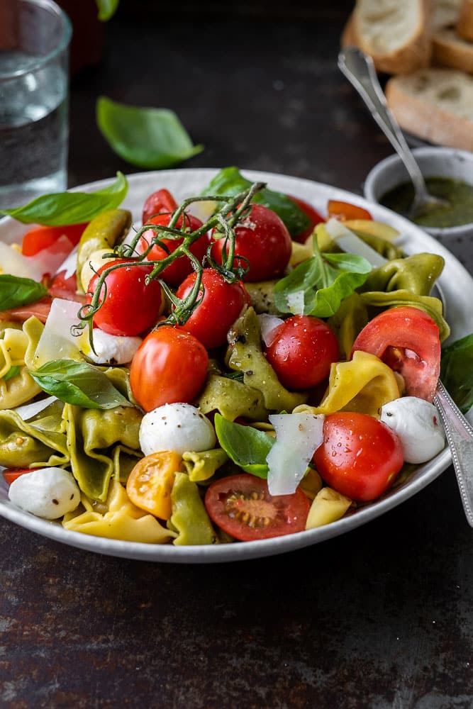 tortellini salade caprese, pastasalade caprese, vegetarische pastasalade, tortellini salade