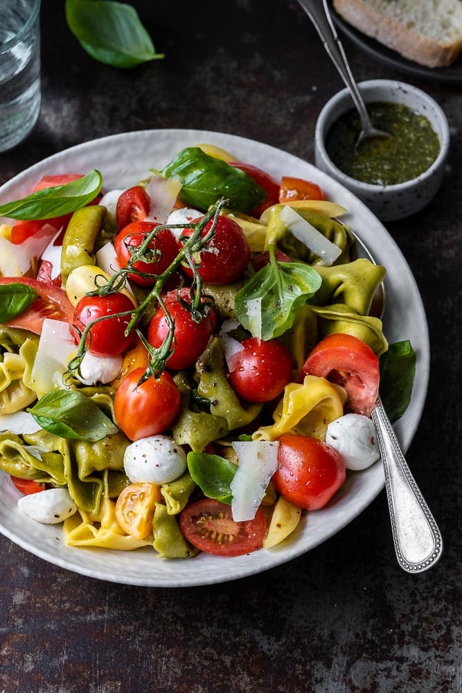 tortellini salade caprese, pastasalade caprese, vegetarische pastasalade, tortellini salade