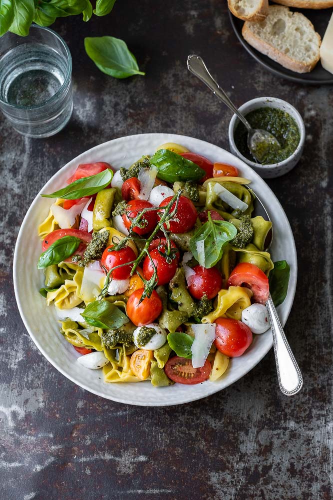 tortellini salade caprese, pastasalade caprese, vegetarische pastasalade, tortellini salade