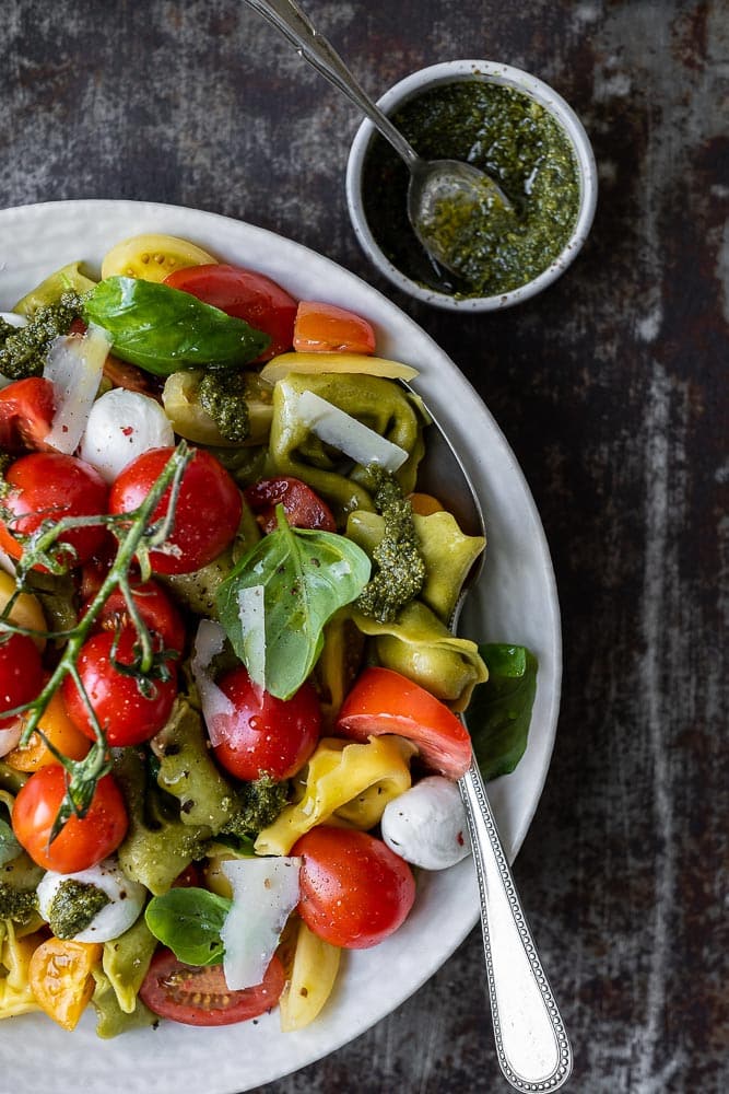 tortellini salade caprese, pastasalade caprese, vegetarische pastasalade, tortellini salade