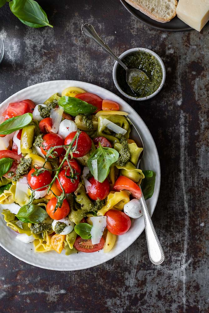 tortellini salade caprese, pastasalade caprese, vegetarische pastasalade, tortellini salade