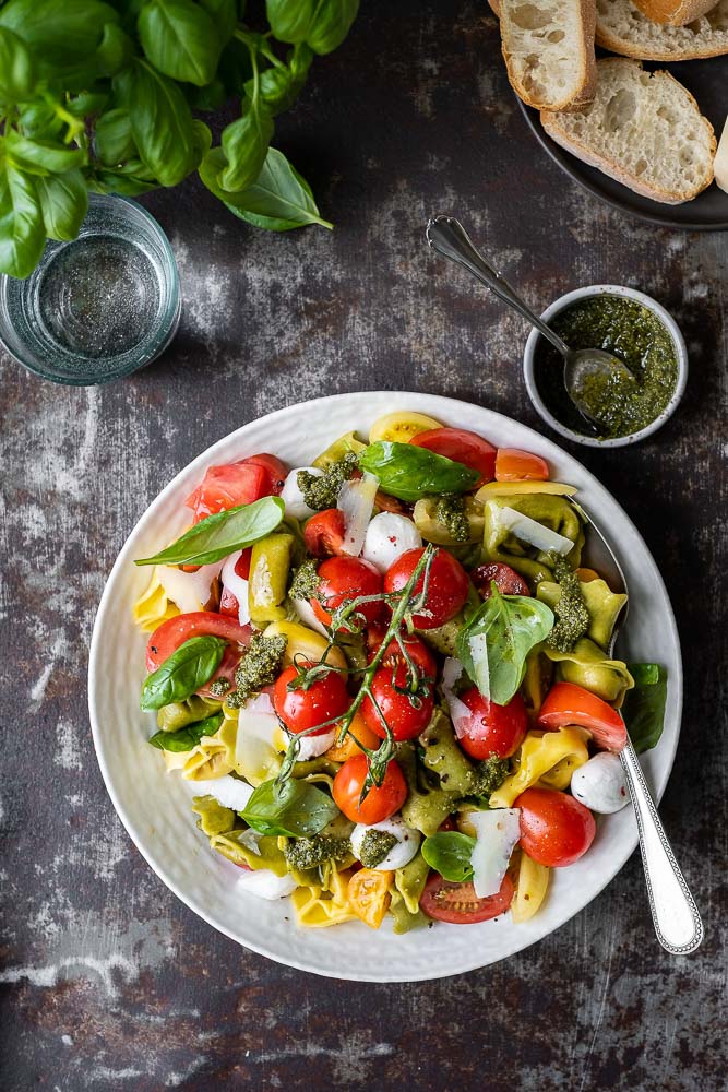 tortellini salade caprese, pastasalade caprese, vegetarische pastasalade, tortellini salade