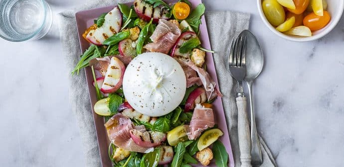salade met gegrilde nectarine en burrata, zomersalade, gegrilde perzik