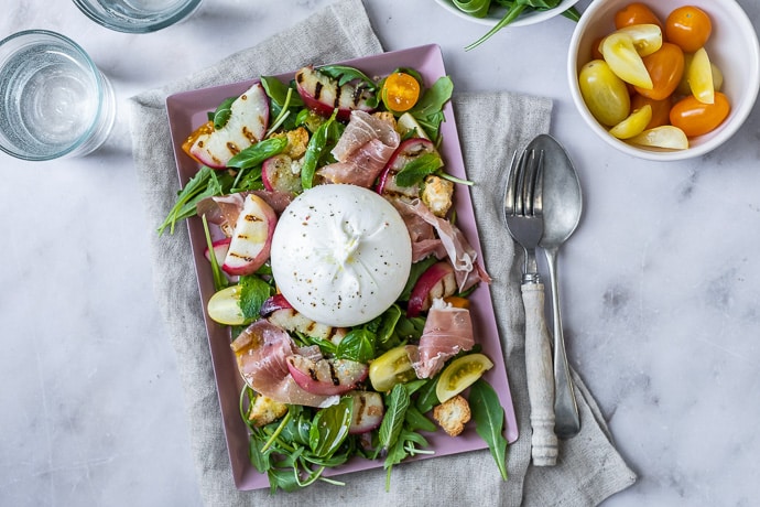 salade met gegrilde nectarine en burrata, zomersalade, gegrilde perzik