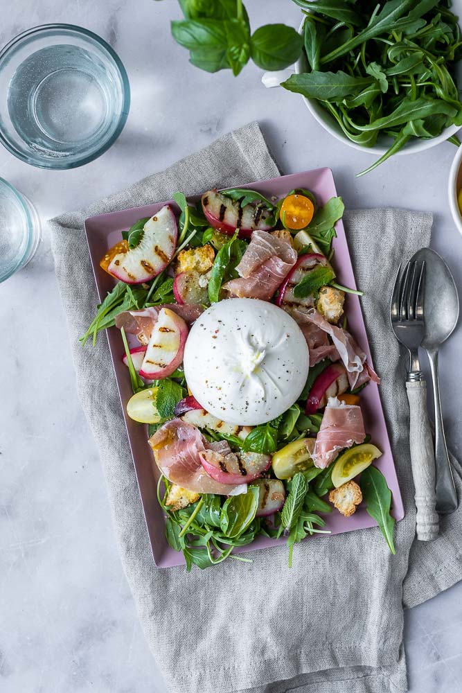 salade met gegrilde nectarine en burrata, zomersalade, gegrilde perzik