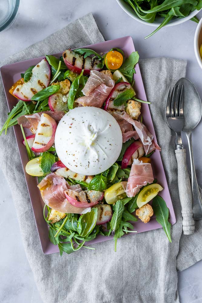 salade met gegrilde nectarine en burrata, zomersalade, gegrilde perzik