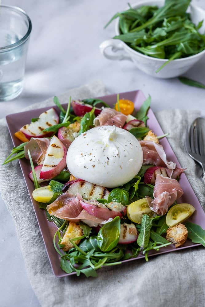 salade met gegrilde nectarine en burrata, zomersalade, gegrilde perzik