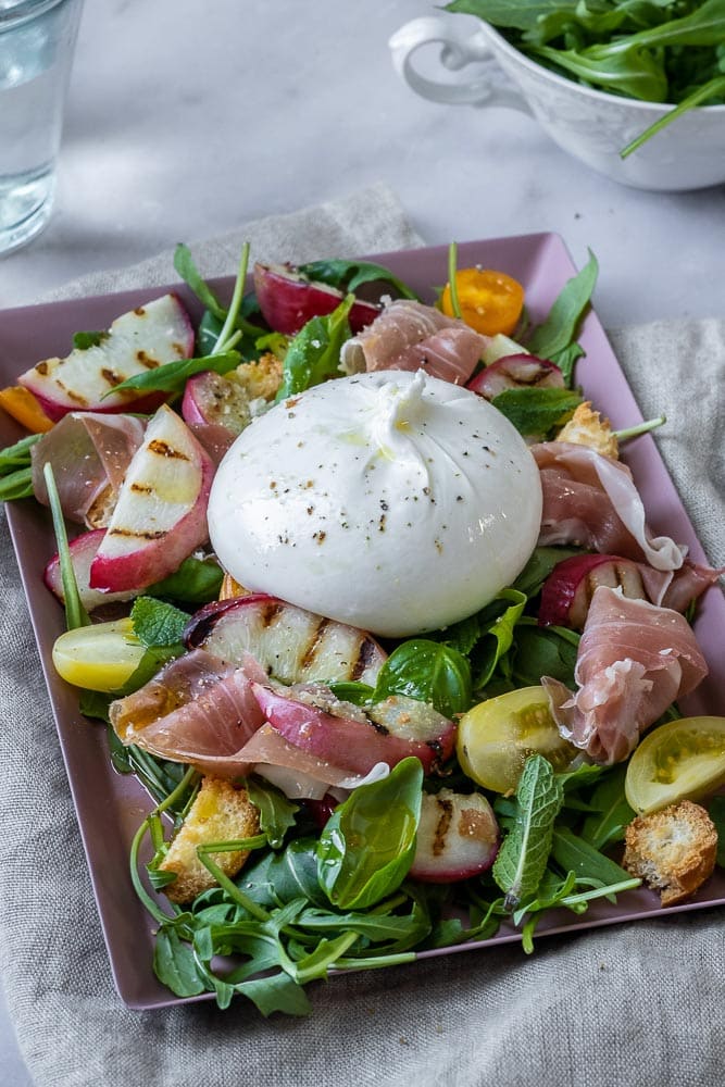 salade met gegrilde nectarine en burrata, zomersalade, gegrilde perzik