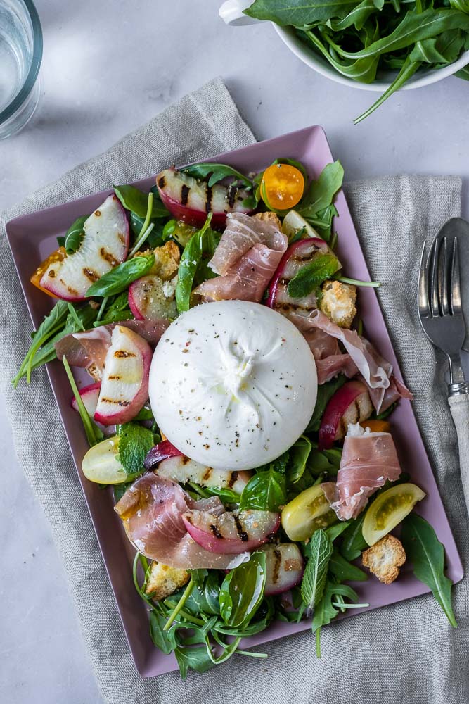 salade met gegrilde nectarine en burrata, zomersalade, gegrilde perzik