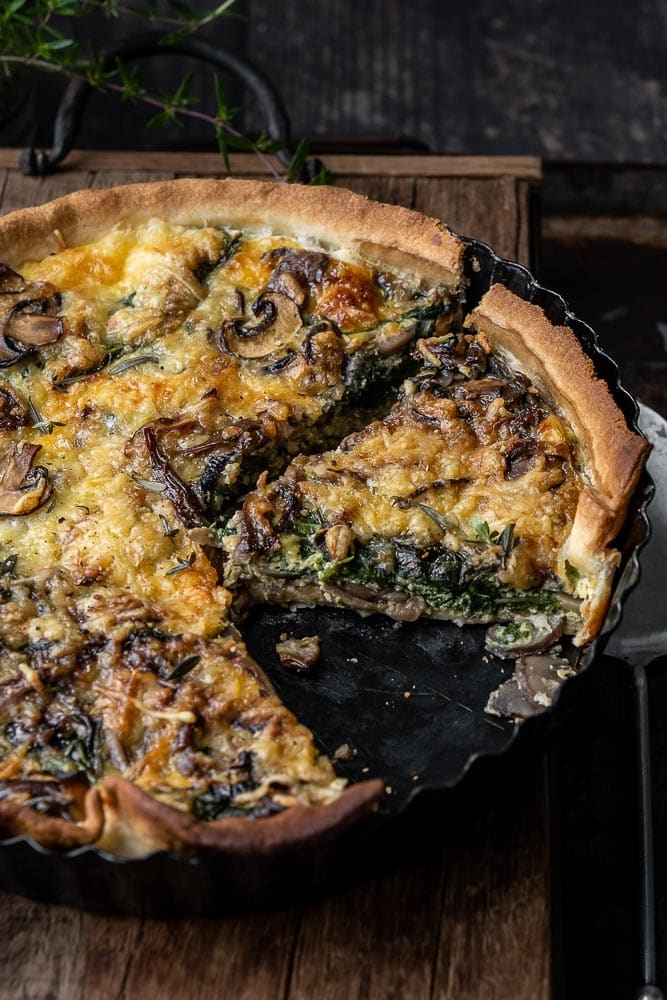 quiche met champignons en spinazie, vegetarische quiche met champignons, paddenstoelen quiche, hartige taart, herfst, recept