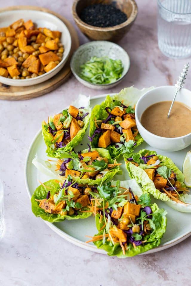 Sla wraps met zoete aardappel en kikkererwten Mind Your Feed