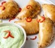 empanadas met gehakt, empanada, gevulde empanada met pittig gehakt, gekruid gehakt, avocado dip