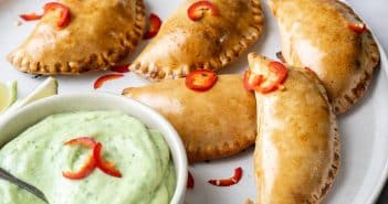 empanadas met gehakt, empanada, gevulde empanada met pittig gehakt, gekruid gehakt, avocado dip