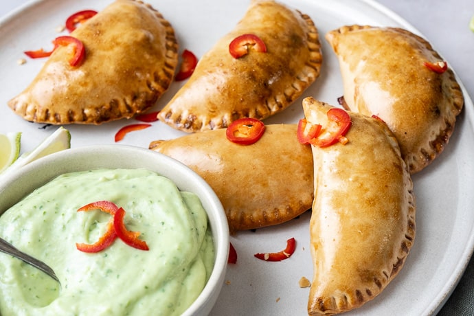 empanadas met gehakt, empanada, gevulde empanada met pittig gehakt, gekruid gehakt, avocado dip