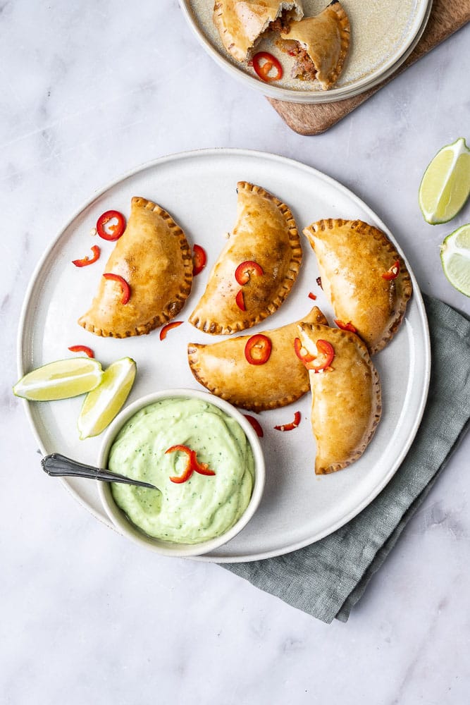 empanadas met gehakt, empanada, gevulde empanada met pittig gehakt, gekruid gehakt, avocado dip