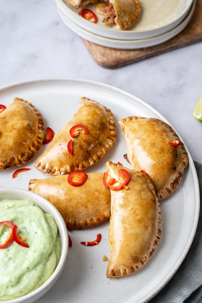 empanadas met gehakt, empanada, gevulde empanada met pittig gehakt, gekruid gehakt, avocado dip