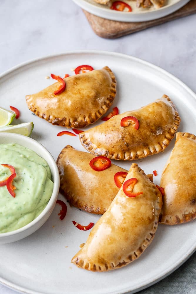 empanadas met gehakt, empanada, gevulde empanada met pittig gehakt, gekruid gehakt, avocado dip