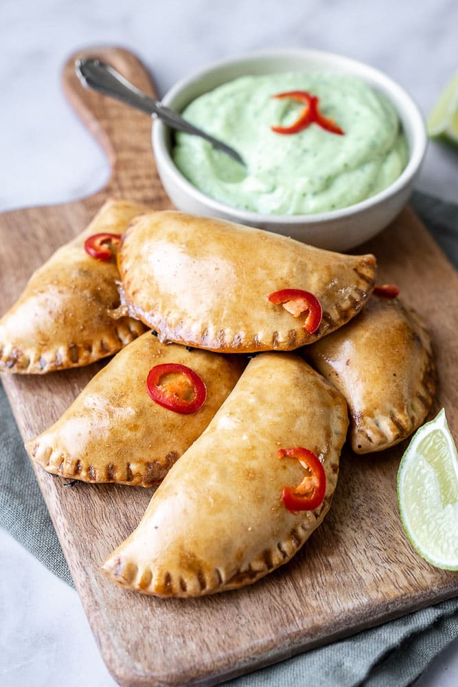 empanadas met gehakt, empanada, gevulde empanada met pittig gehakt, gekruid gehakt, avocado dip