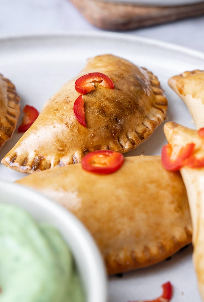 empanadas met gehakt, empanada, gevulde empanada met pittig gehakt, gekruid gehakt, avocado dip