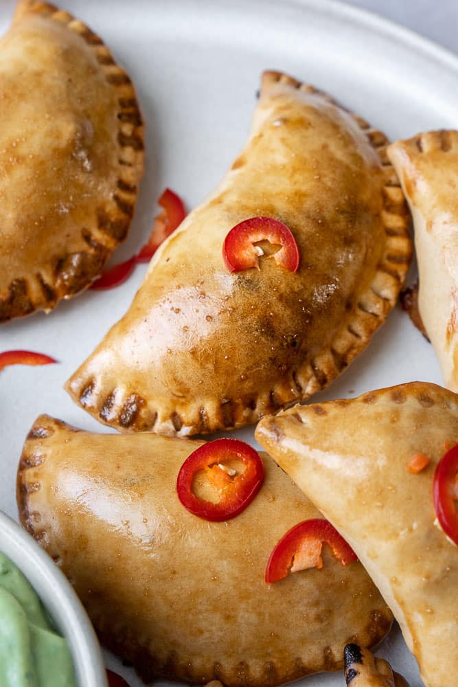 empanadas met gehakt, empanada, gevulde empanada met pittig gehakt, gekruid gehakt, avocado dip