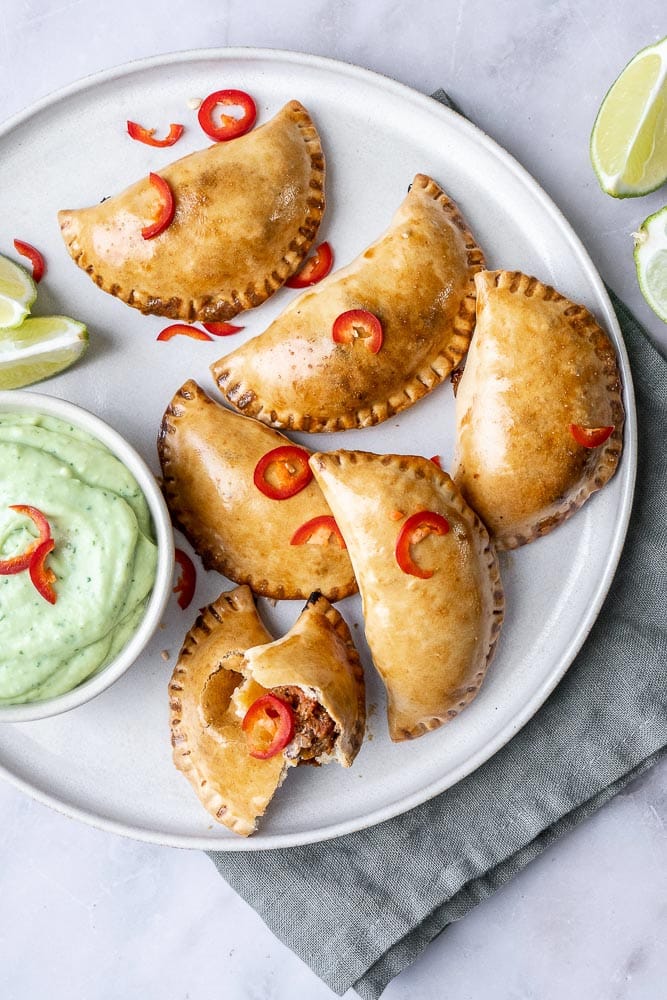 empanadas met gehakt, empanada, gevulde empanada met pittig gehakt, gekruid gehakt, avocado dip