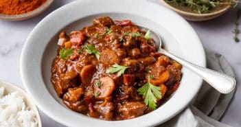 Hongaarse goulash, stoofschotel, Hongaars stoofvlees, stoofschotel met rundvlees en paprika