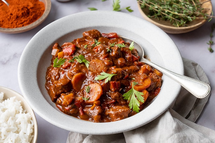 Hongaarse goulash, stoofschotel, Hongaars stoofvlees, stoofschotel met rundvlees en paprika