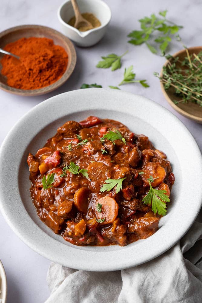 Hongaarse goulash, stoofschotel, Hongaars stoofvlees, stoofschotel met rundvlees en paprika