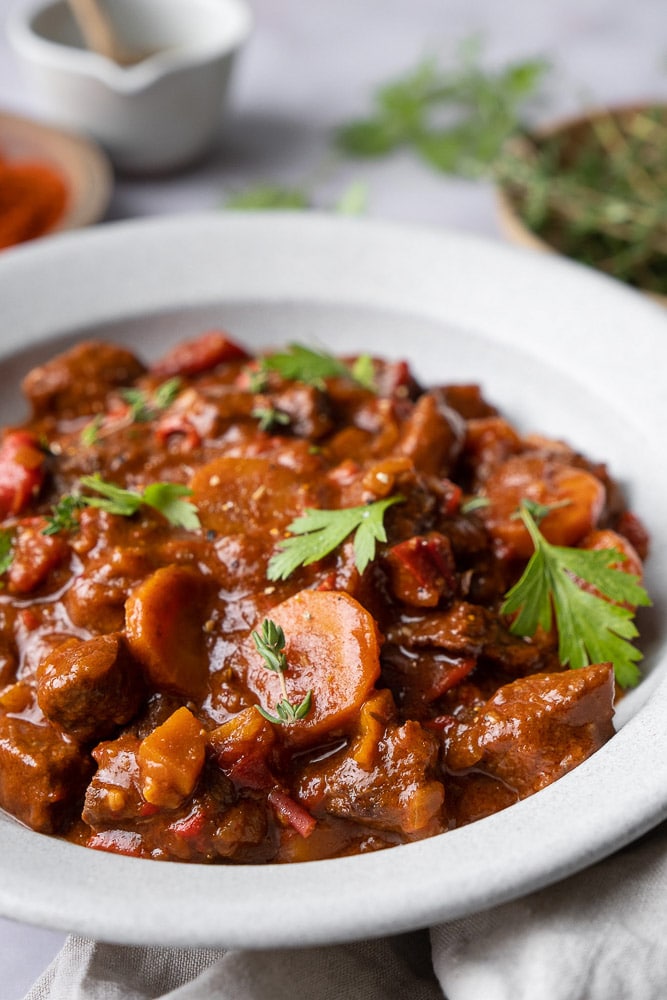 Hongaarse goulash, stoofschotel, Hongaars stoofvlees, stoofschotel met rundvlees en paprika