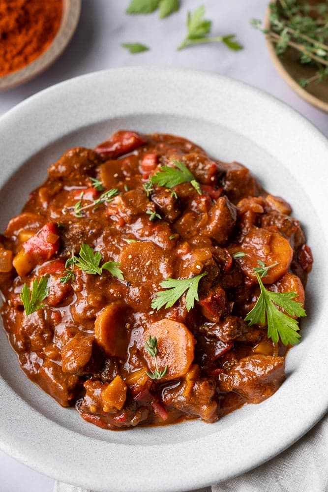 Hongaarse goulash, stoofschotel, Hongaars stoofvlees, stoofschotel met rundvlees en paprika