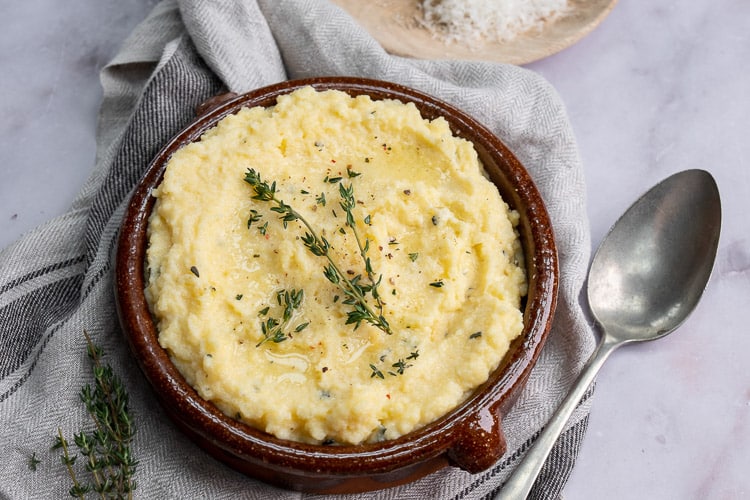 polenta, recept snelle polenta met fontina kaas, tijm en rozemarijn, polenta maken, polenta recept