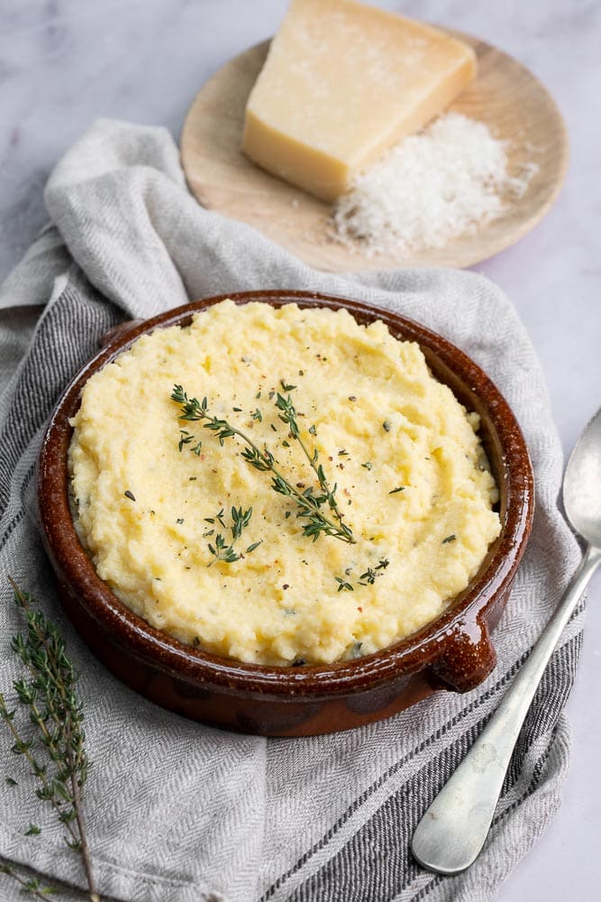 polenta, recept snelle polenta met fontina kaas, tijm en rozemarijn, polenta maken, polenta recept