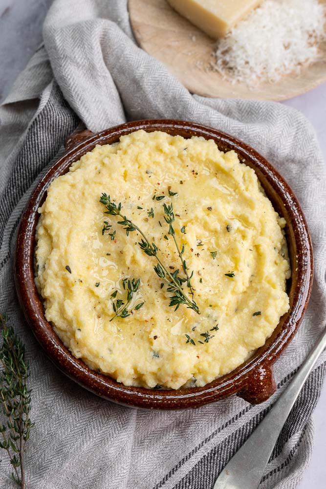 polenta, recept snelle polenta met fontina kaas, tijm en rozemarijn, polenta maken, polenta recept