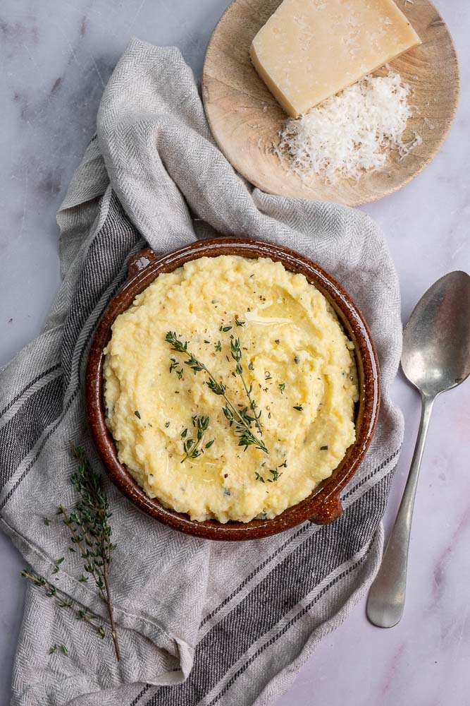 polenta, recept snelle polenta met fontina kaas, tijm en rozemarijn, polenta maken, polenta recept