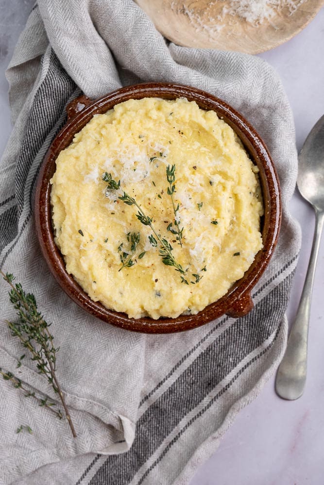 polenta, recept snelle polenta met fontina kaas, tijm en rozemarijn, polenta maken, polenta recept