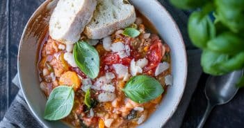 ribollita, Toscaanse brood soep, Italiaanse soep met brood en bonen, Minestrone soep dubbel gekookt