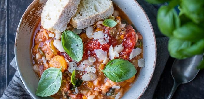 ribollita, Toscaanse brood soep, Italiaanse soep met brood en bonen, Minestrone soep dubbel gekookt