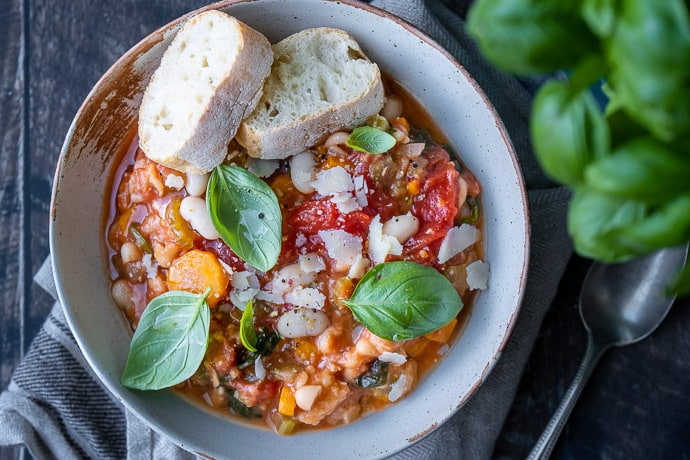 ribollita, Toscaanse brood soep, Italiaanse soep met brood en bonen, Minestrone soep dubbel gekookt