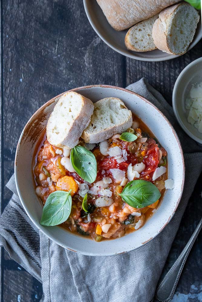 ribollita, Toscaanse brood soep, Italiaanse soep met brood en bonen, Minestrone soep dubbel gekookt