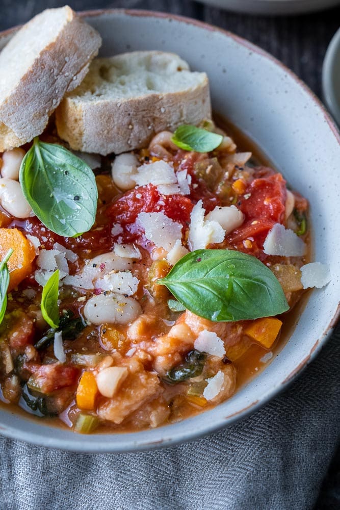 ribollita, Toscaanse brood soep, Italiaanse soep met brood en bonen, Minestrone soep dubbel gekookt