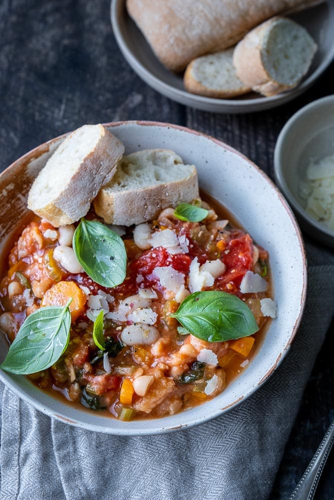 ribollita, Toscaanse brood soep, Italiaanse soep met brood en bonen, Minestrone soep dubbel gekookt