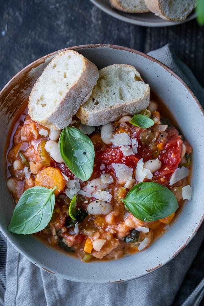 ribollita, Toscaanse brood soep, Italiaanse soep met brood en bonen, Minestrone soep dubbel gekookt