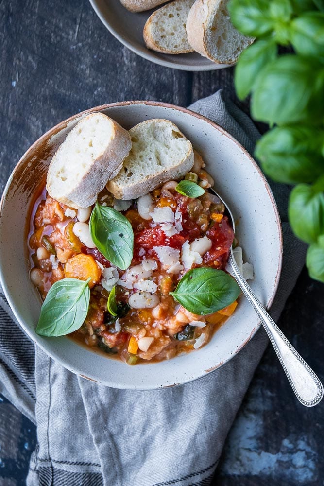 ribollita, Toscaanse brood soep, Italiaanse soep met brood en bonen, Minestrone soep dubbel gekookt