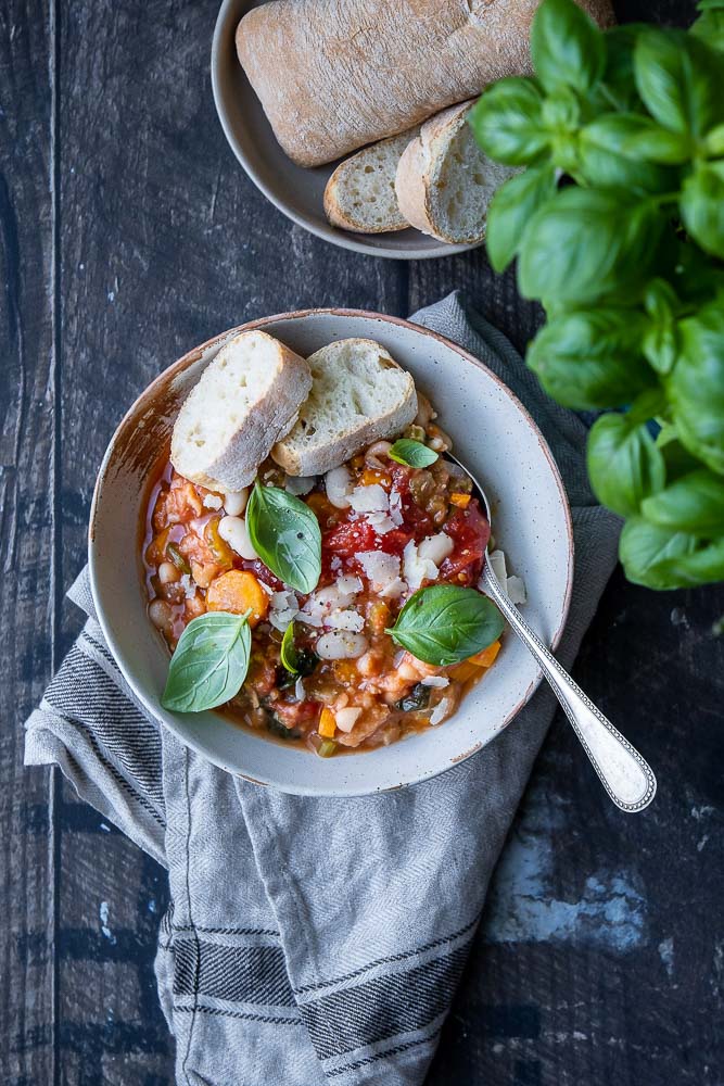 ribollita, Toscaanse brood soep, Italiaanse soep met brood en bonen, Minestrone soep dubbel gekookt