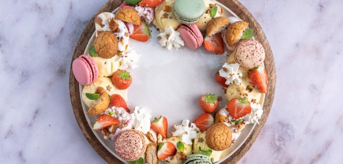 kerstkrans van ijs, ijskrans, ijs nagerecht Kerst, recept, zoete kerstkrans dessert, toetje, macarons, bitterkoekjes, aardbeien