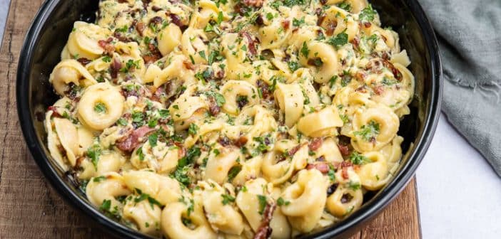 tortellini carbonara, pasta carbonara, recept, klassieke pasta recepten, tortellini met spek en kaas, saus tortellini