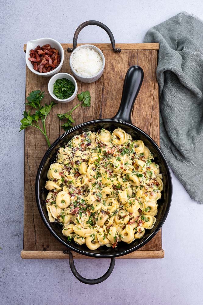 tortellini carbonara, pasta carbonara, recept, klassieke pasta recepten, tortellini met spek en kaas, saus tortellini