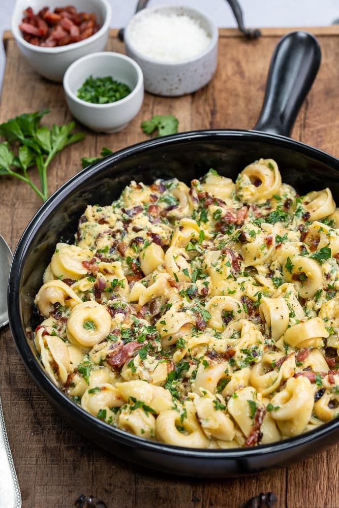 tortellini carbonara, pasta carbonara, recept, klassieke pasta recepten, tortellini met spek en kaas, saus tortellini