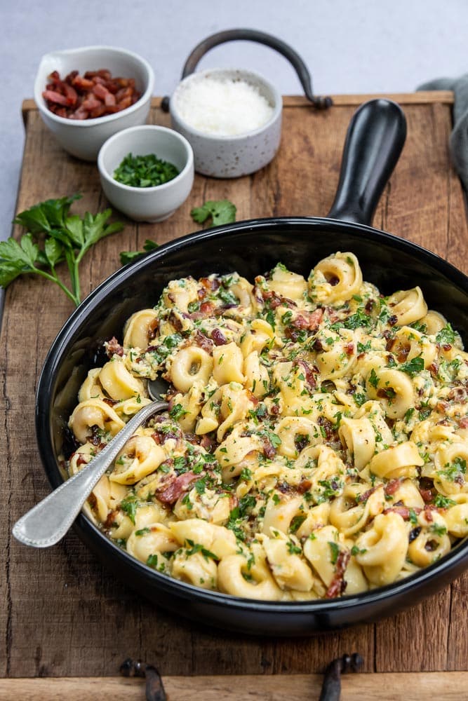 tortellini carbonara, pasta carbonara, recept, klassieke pasta recepten, tortellini met spek en kaas, saus tortellini